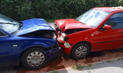 Doszło do zderzenia czołowego dwóch osobówek koło firmy Termat. Trzy osoby zostały poszkodowane