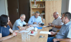 Przy sklepie Dino w Kostomłotach powstanie chodnik. Powiat zrealizuje kolejne inwestycje drogowe