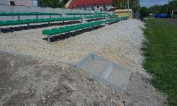 Montaż trybun sportowych w Rakoszycach