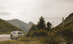 Pierwsza długa podróż samochodem? Sprawdź, co ci się przyda