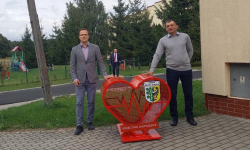 Kolejne serce pojawiło się w gminie Środa Śląska. Nakrętki można już zbierać także w Jastrzębcach