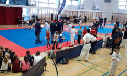 Dzieci z Ciechowa i okolic na Mikołajkowym Turnieju Karate w Chobieni