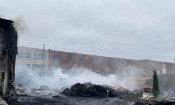 Pożar hali magazynowej w Ciechowie. Trwa akcja gaśnicza