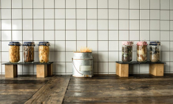 5 genialnych pomysłów, co na ścianę w kuchni przy stole?