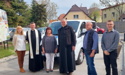 Poświęcenie nowego samochodu do przewozu niepełnosprawnych mieszkańców Gminy Kostomłoty