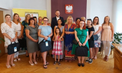 Sekretarz Stanu z wizytą w Kostomłotach. Przekazano kolejny sprzęt komputerowy dla mieszkańców