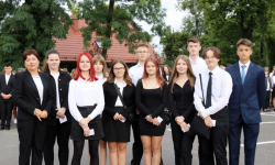 Uczniowie Powiatowego Zespołu Szkół nr 1 w Środzie Śląskiej rozpoczęli rok szkolny