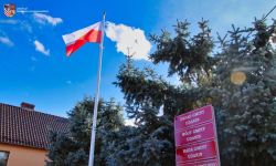 Przed Urzędem Gminy Udanin stanął nowy maszt z flagą narodową