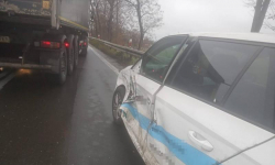 Kolizja busa z osobówką na zjeździe z A4 w Kostomłotach