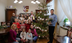 Coroczną tradycją stało się wspólne ubieranie choinki w gabinecie Wójta Gminy Udanin