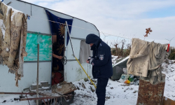 Mężczyzna przebywał w campingu wraz ze swoim psem. Policjant zaproponował mu pomoc