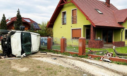 Nietrzeźwy obywatel Ukrainy wjechał na krawężnik i uderzył w ogrodzenie