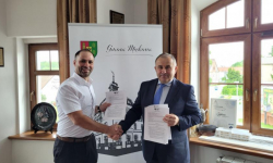 Podpisana została umowa na budowę świetlicy wiejskiej w Źródłach