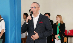 Uroczystymi apelami zainaugurowali rok szkolny 2023/2024 uczniowie powiatowych placówek