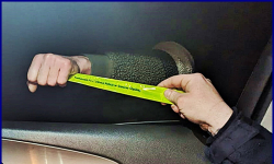 Nie był widoczny na drodze - otrzymał mandat i opaskę