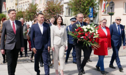 Malowanie muralu, złożenie kwiatów pod pomnikiem. Obchody Dnia Zwycięstwa