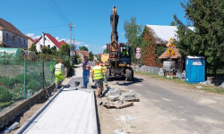 Rozpoczęły się prace przy przebudowie dróg i chodników w ramach Rządowego Funduszu Polski Ład