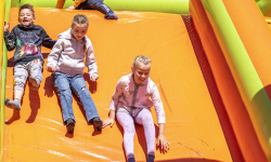 Dzień Dziecka w Kostomłotach z przejazdem motocyklów w tle