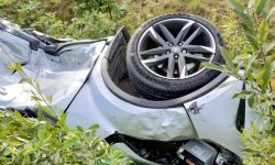 Zderzenie dwóch osobówek na skrzyżowaniu w pobliżu Klęki. Jeden z pojazdów zakończył podróż w rowie