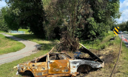 Spalony samochód osobowy w rowie pomiędzy Ciechowem a Środą Śląską