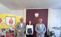 Stypendia naukowe za osiągnięcia w roku szkolnym 2023/2024 wręczył wójt gminy Kostomłoty