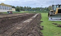 Bieżnia lekkoatletyczna, dodatkowa trybuna, szatnia. Trwa przebudowa kompleksu sportowego w Miękini