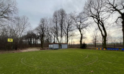 Kolejny akt wandalizmu na boisku sportowym. Zniszczono murawę