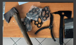 Tymczasowy areszt za kradzież rozbójniczą z siekierą w Biedronce – 22-latek zatrzymany