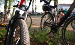 "Wakacyjny start z przygodą – rowery i bajka pod chmurką"