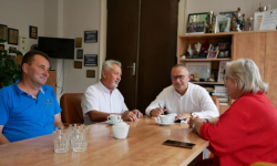 Nowe chodniki w gminie Kostomłoty. Podpisano umowy na realizację inwestycji drogowych