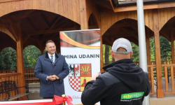 Nowa przestrzeń dla mieszkańców – otwarto odnowioną wiatę w Ujeździe Dolnym
