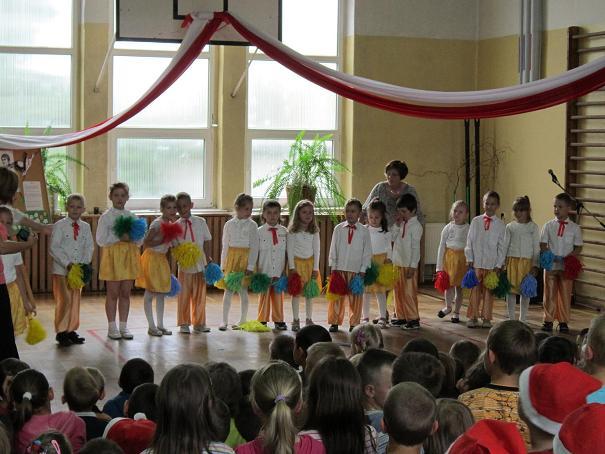 Szkolna uroczystość w Kostomłotach