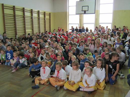 Szkolna uroczystość w Kostomłotach