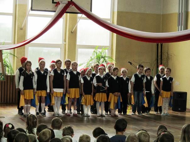 Szkolna uroczystość w Kostomłotach