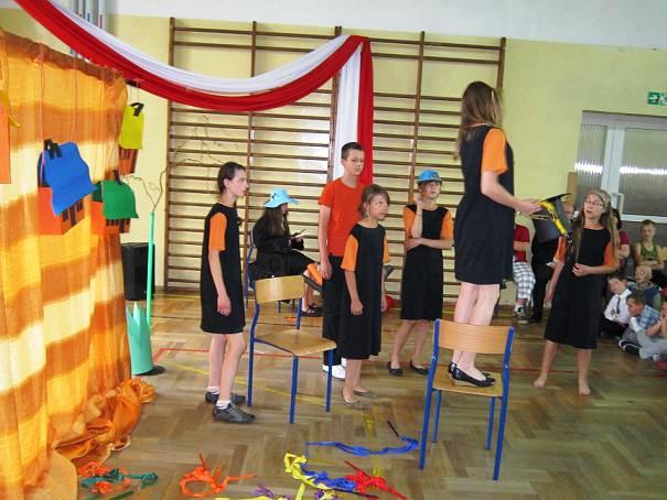 Szkolna uroczystość w Kostomłotach