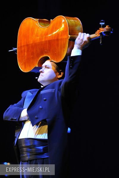 "Zamach na MoCarta" w wykonaniu: Zbigniew Zamachowski, Wojciech Malajkat i Grupa MoCarta