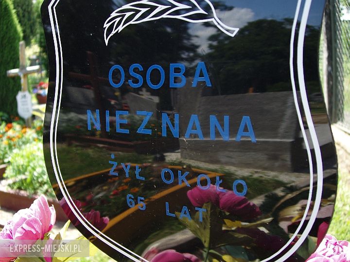 tabliczka na grobie NN