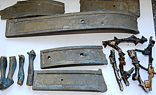 skradzione mosiężne róże 