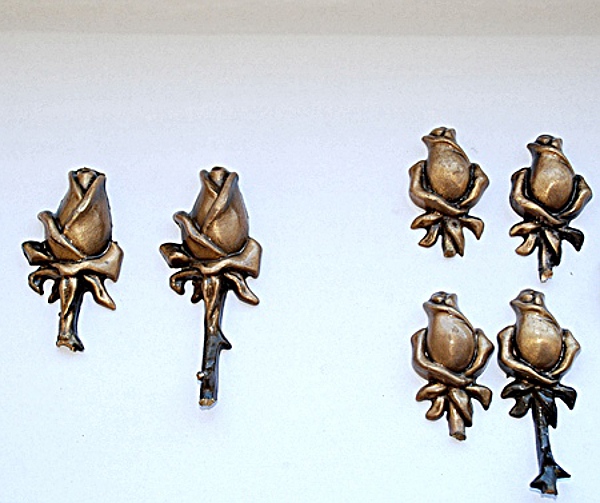 skradzione mosiężne róże 