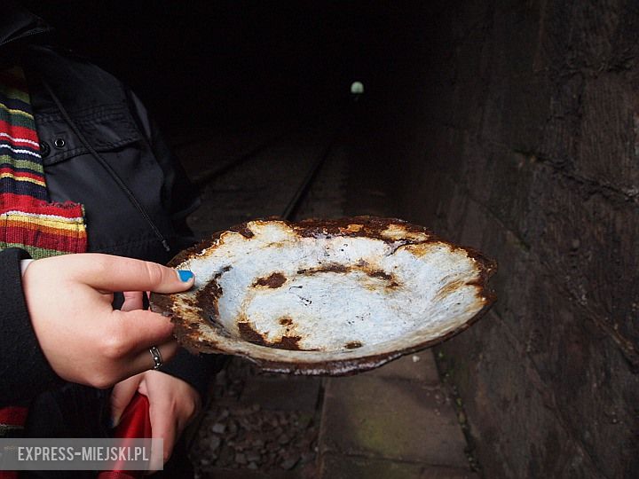 Metalowy talerz, który znaleźliśmy w tunelu