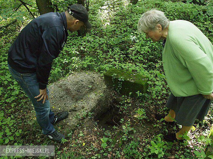 Jeden ze splądrowanych grobów