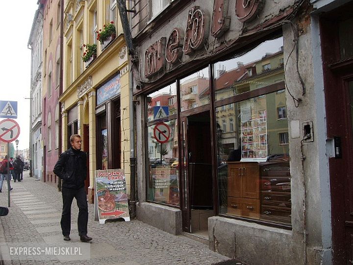Mężczyzna wylądował prawdopodobnie w tej witrynie sklepu