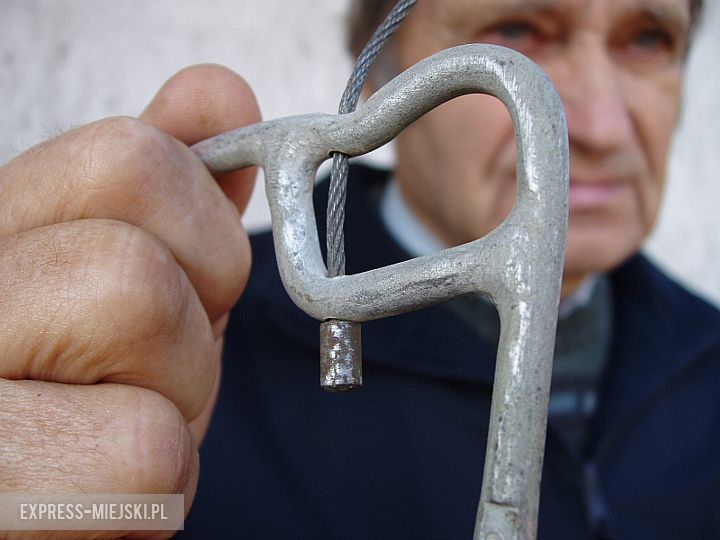 Stanisław Pasternak na pamiątkę trzyma uchwyt od spadochronu