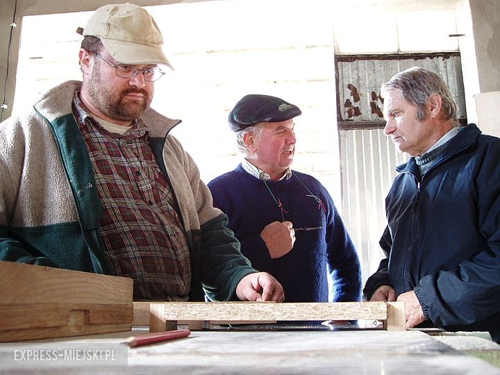 Z kolegami w szopie budują samoloty