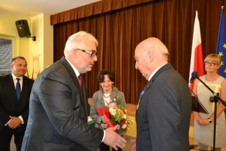 Krzyż Oficerski Orderu Zasługi RP wręczył profesorowi wojewoda Dolnego Śląska - Marek Skorupa