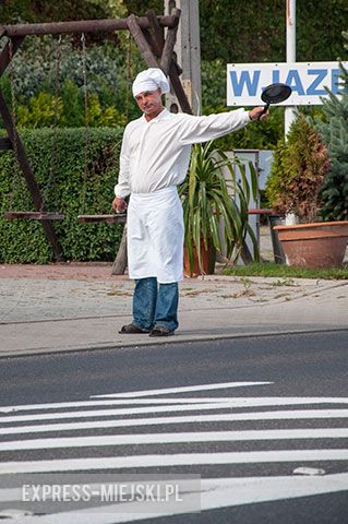 Człowiek z patelnią na krajowej ósemce