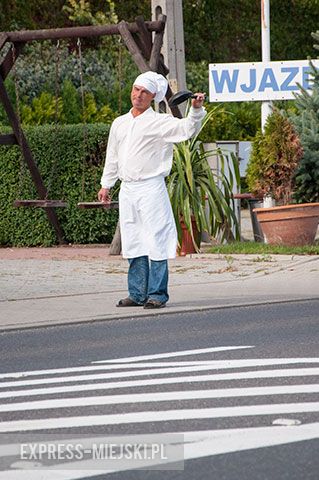 Człowiek z patelnią na krajowej ósemce