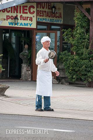 Człowiek z patelnią na krajowej ósemce