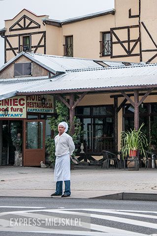 Człowiek z patelnią na krajowej ósemce