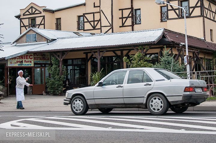 Człowiek z patelnią na krajowej ósemce